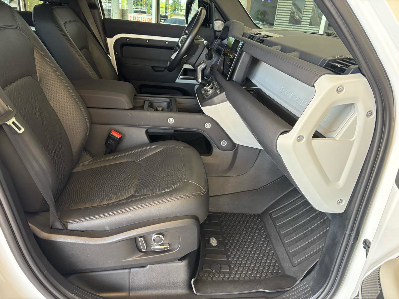 Used 2023 Land Rover Defender 130 SE image 27