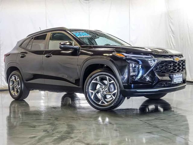 Certified 2026 Chevrolet Trax LT FWD image 2