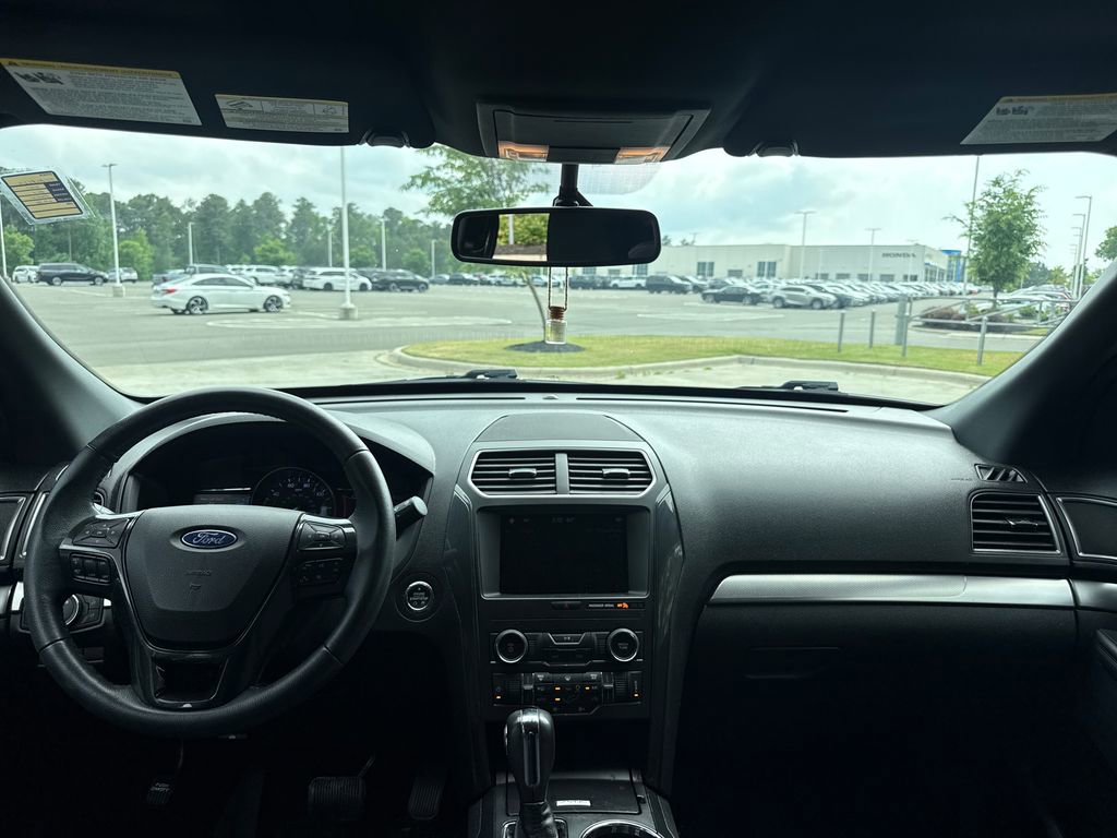 Used 2019 Ford Explorer XLT w/ Equipment Group 201A AWD/4WD image 16