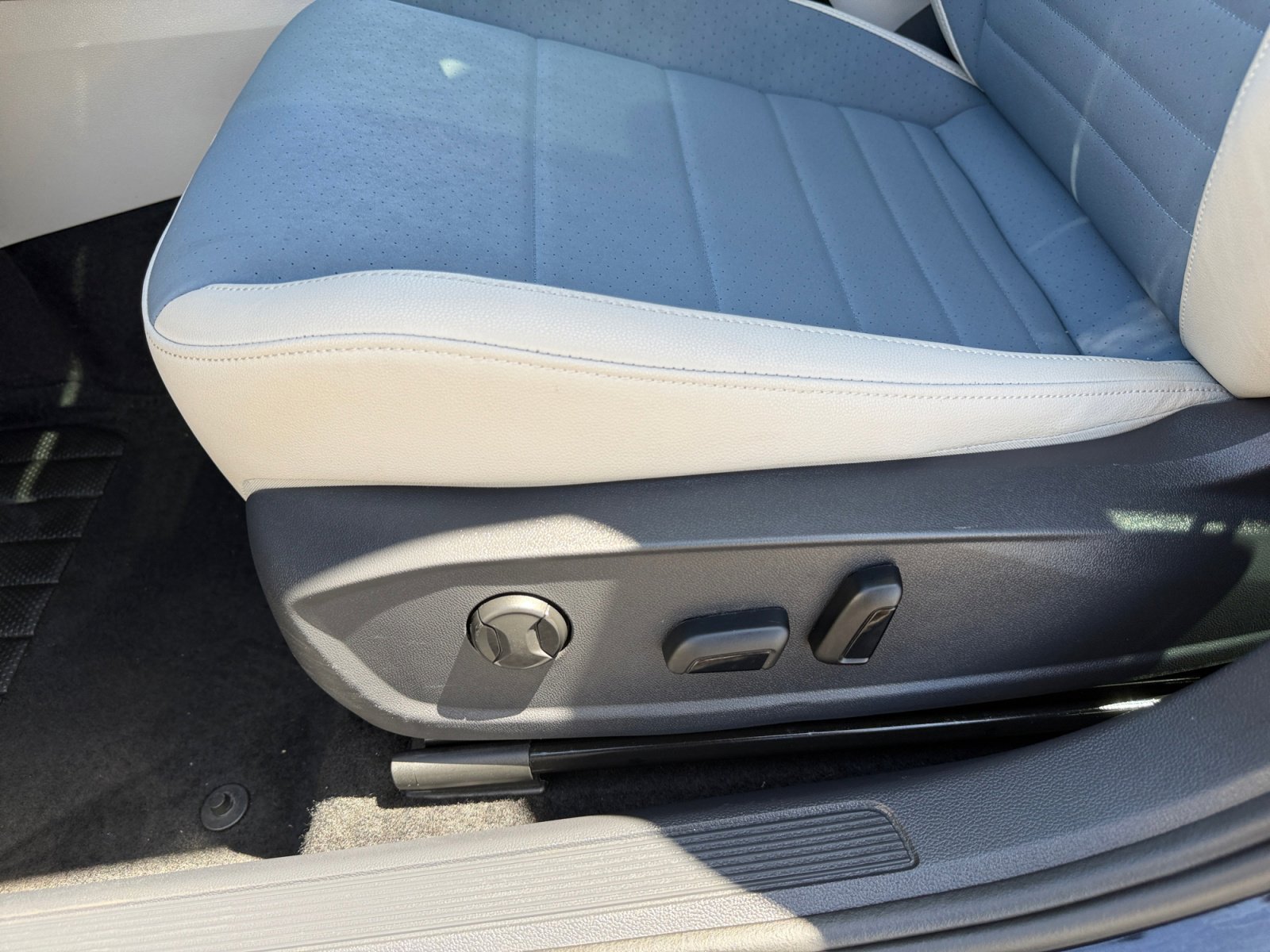 Certified 2025 Volkswagen Jetta SE w/ Sunroof Package image 14
