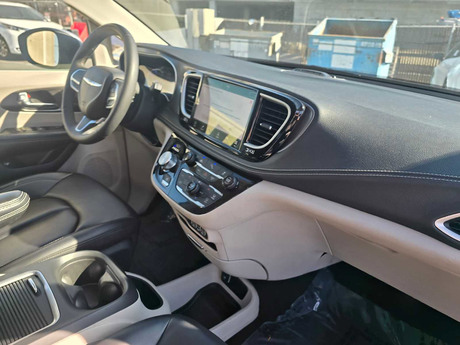 Used 2023 Chrysler Pacifica Touring-L image 12