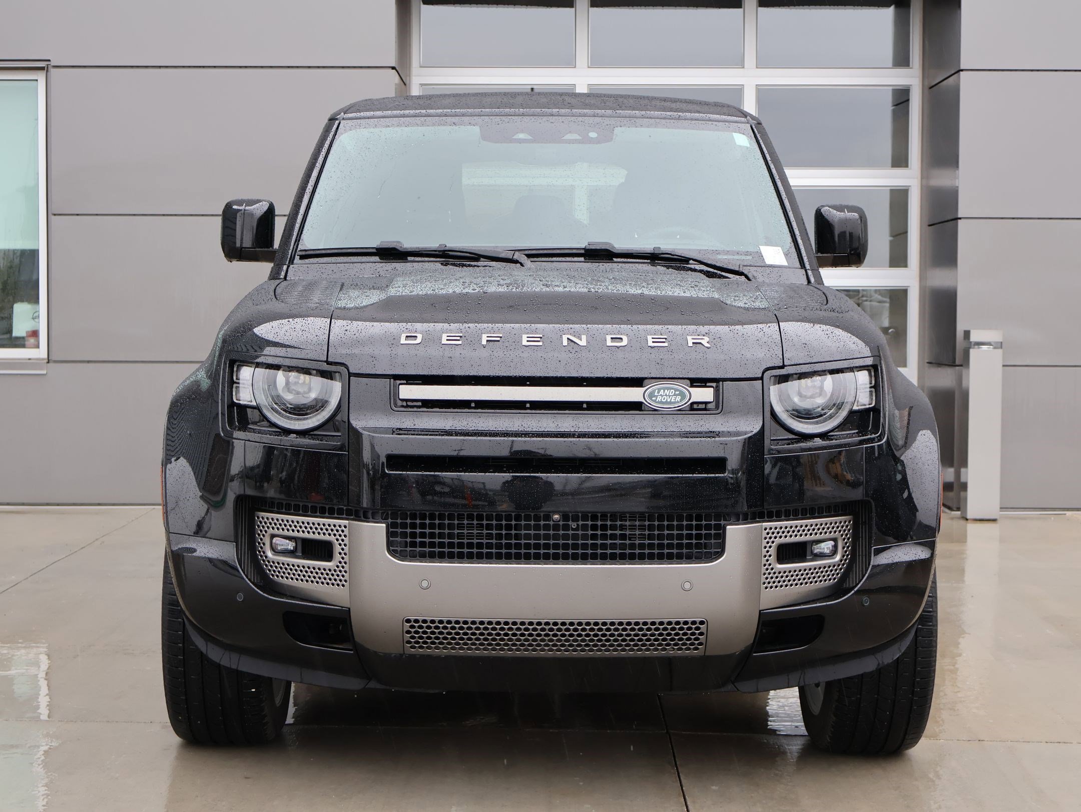 Used 2025 Land Rover Defender 110 X-Dynamic SE image 2