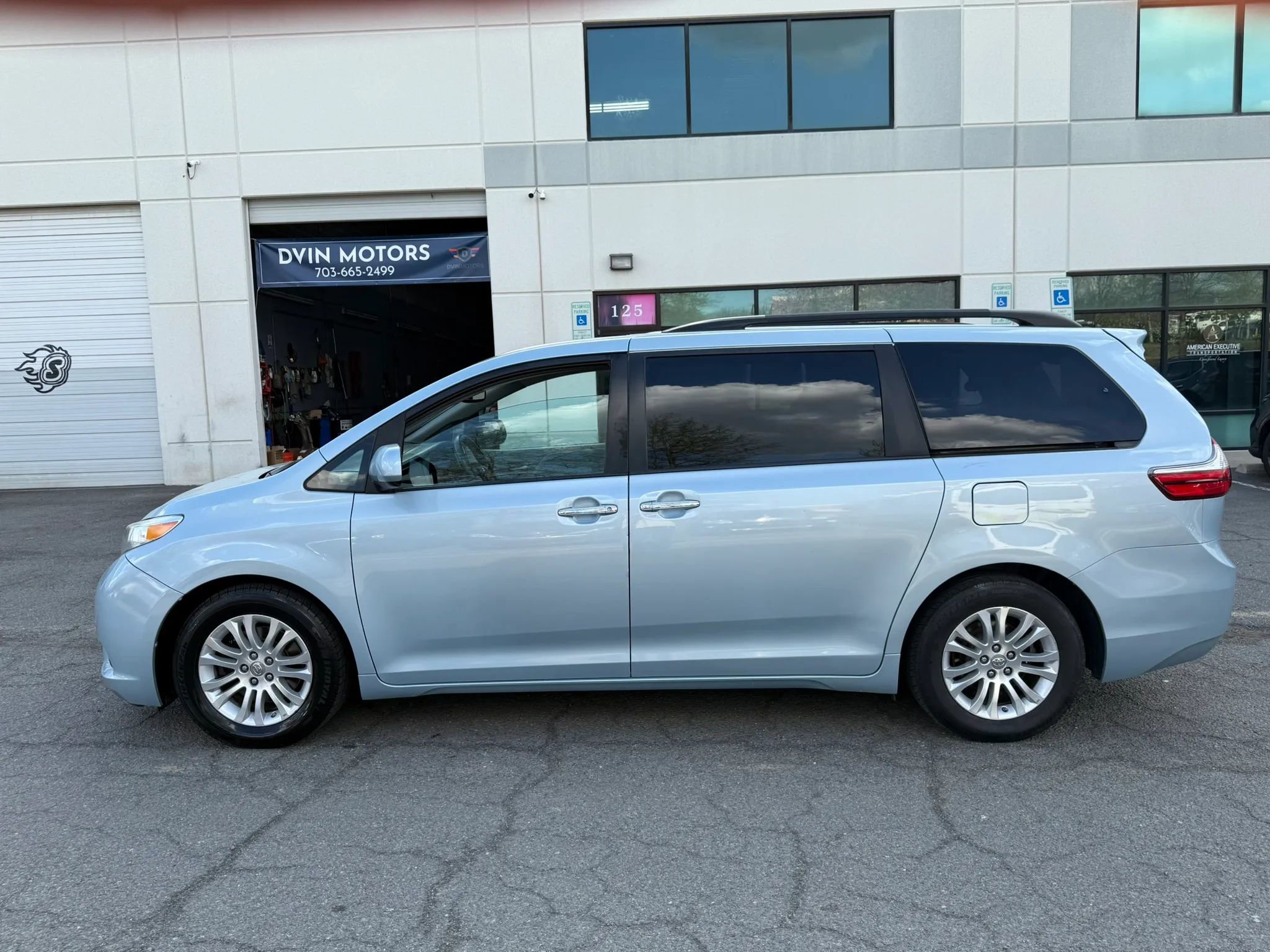 Used 2015 Toyota Sienna XLE image 9