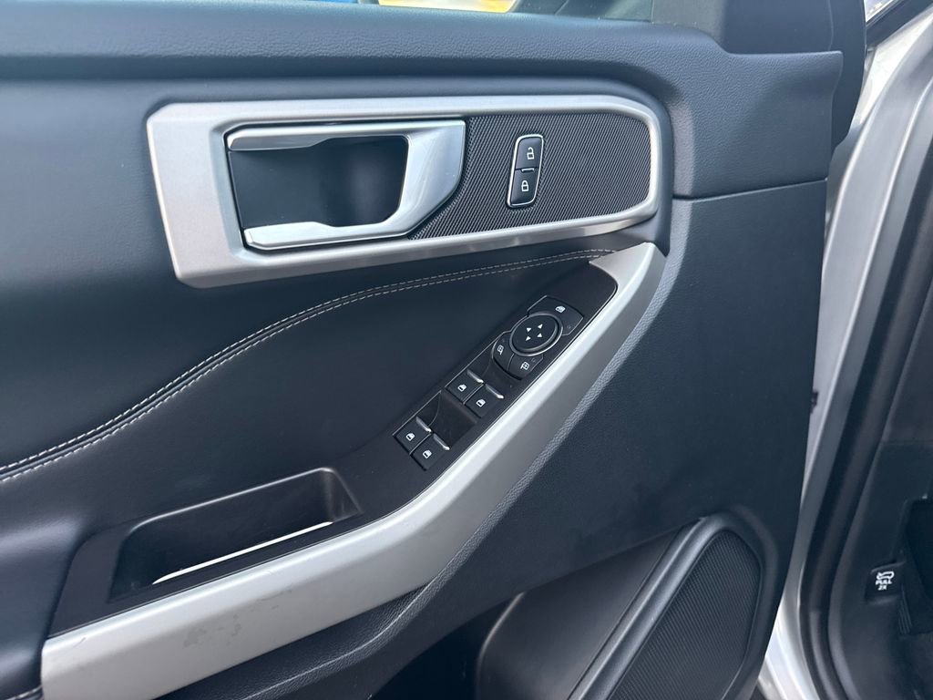 Used 2023 Ford Explorer XLT image 29