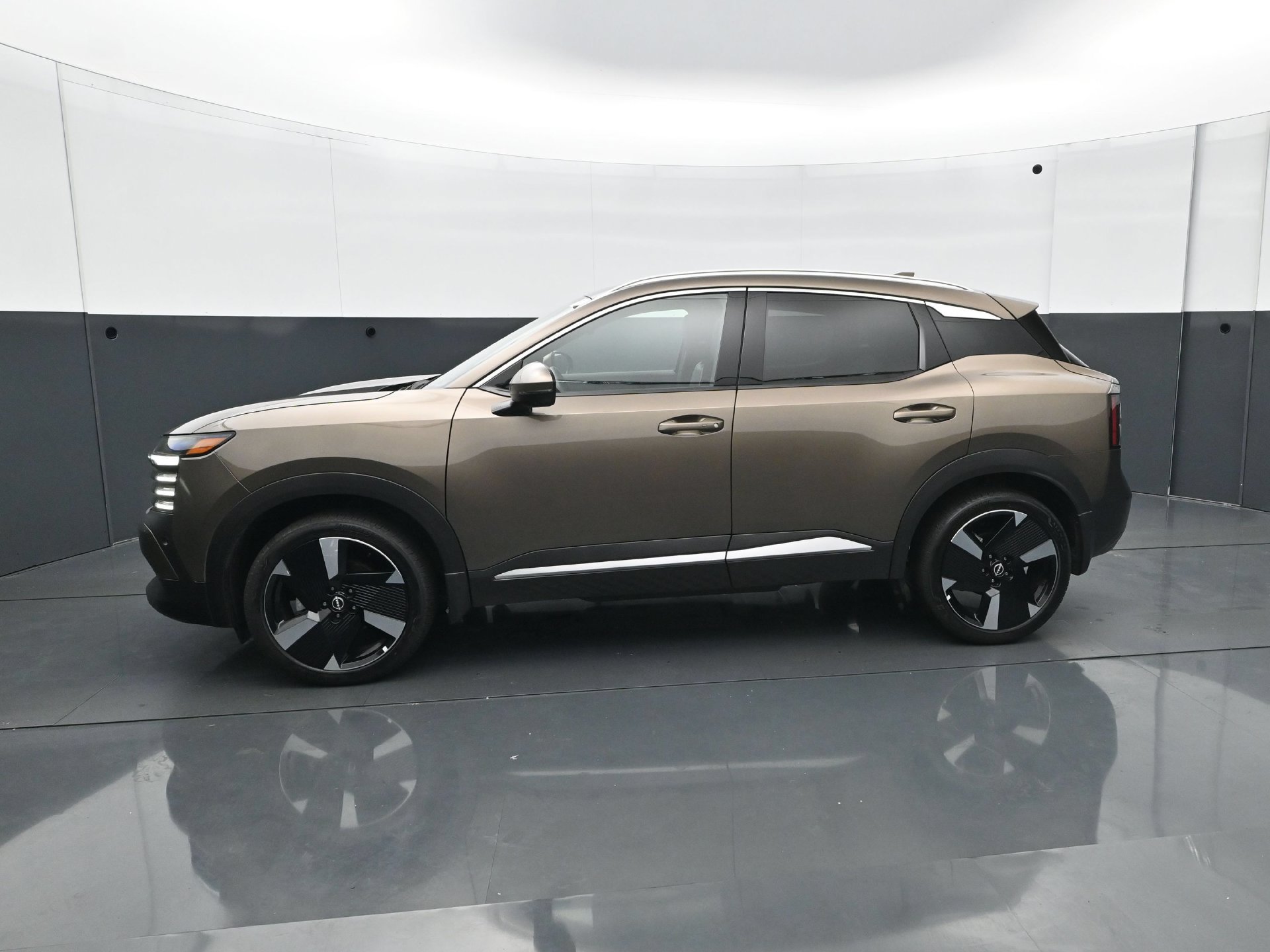 Used 2025 Nissan Kicks SR w/ SR Premium Package AWD/4WD image 3
