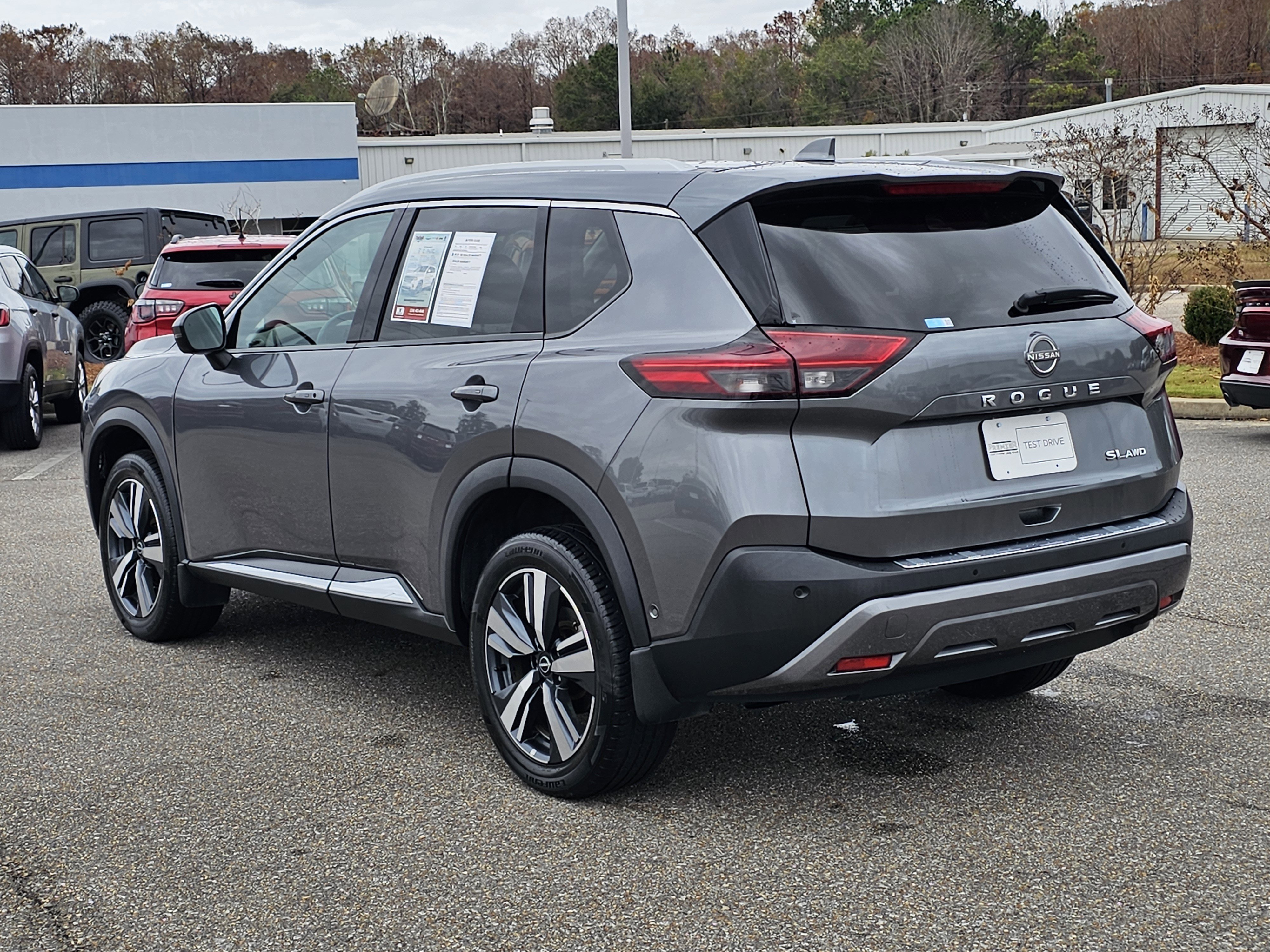 Used 2023 Nissan Rogue SL w/ SL Premium Package image 12