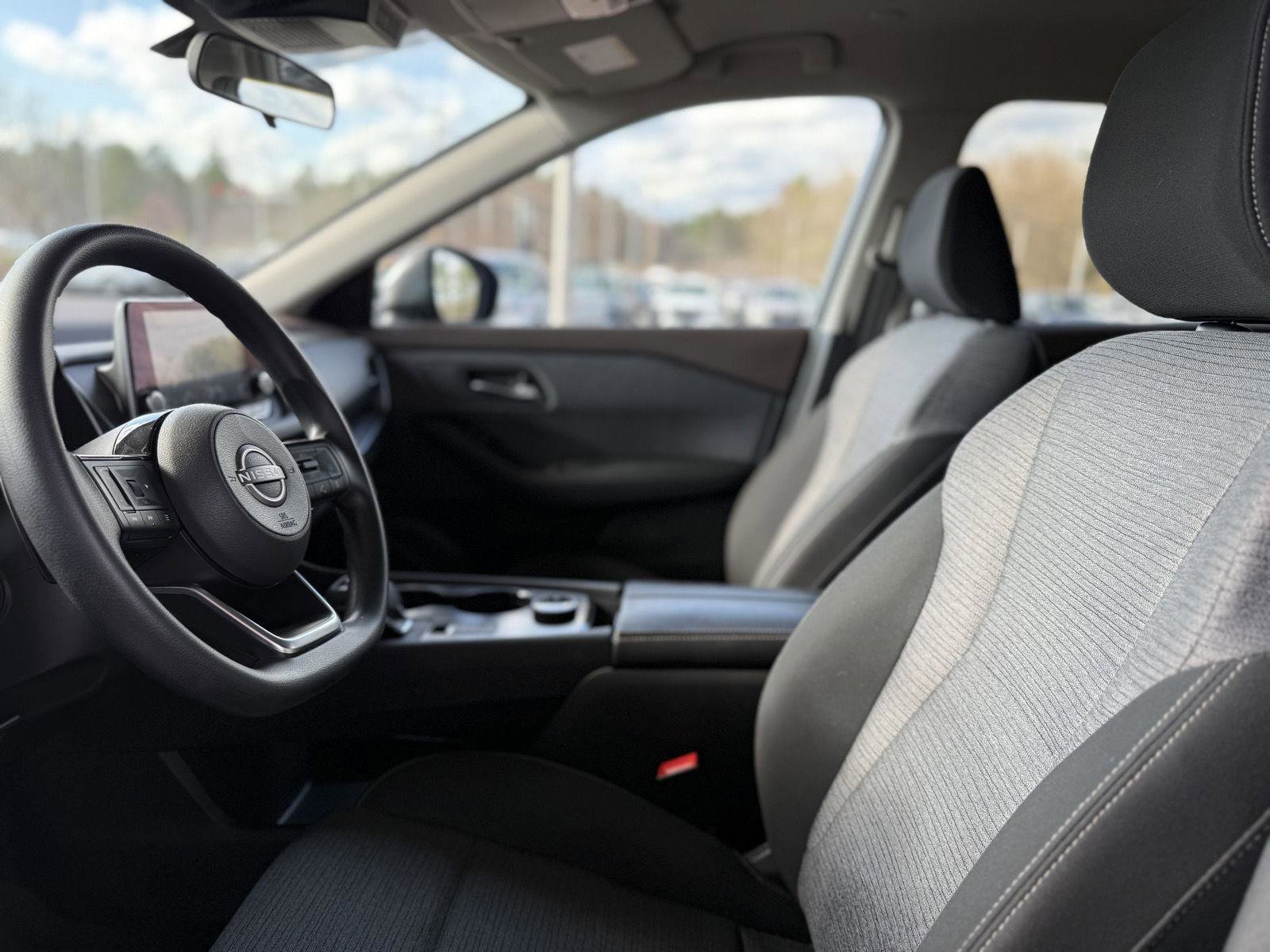 Used 2023 Nissan Rogue SV image 12