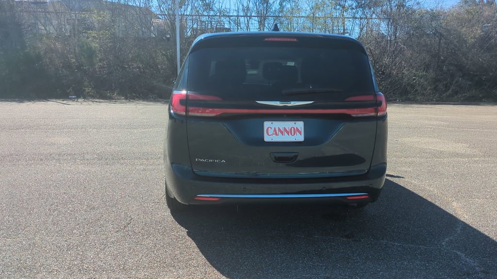 Used 2024 Chrysler Pacifica Touring-L image 6