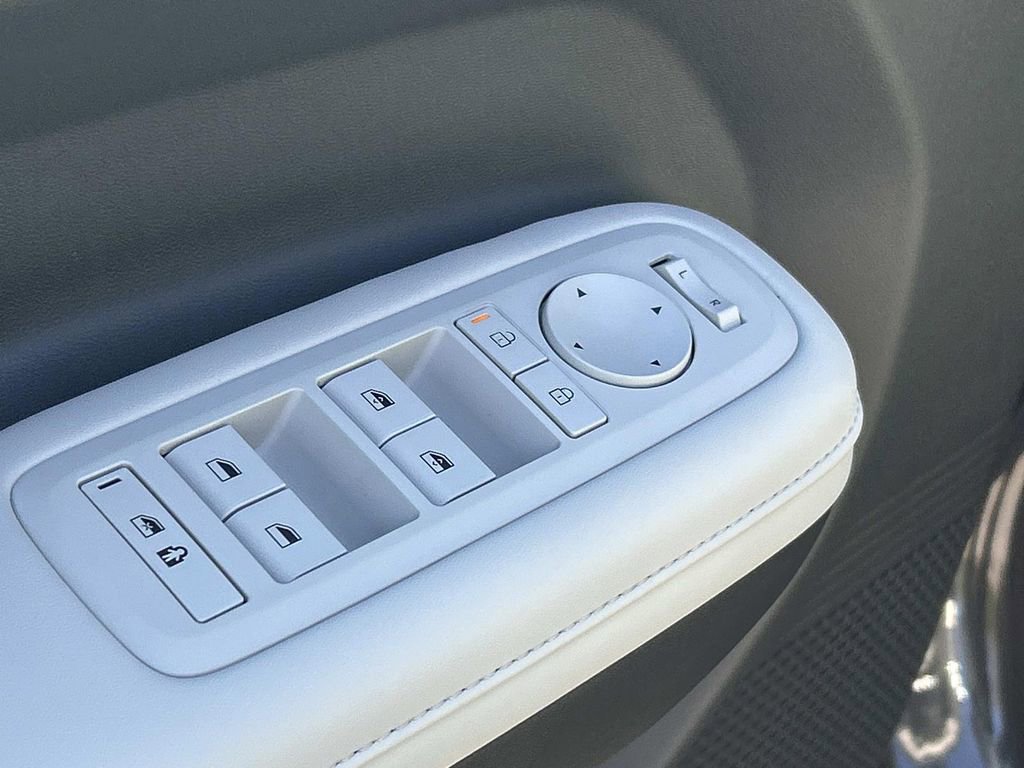 Certified 2025 Hyundai Santa Fe SEL image 18
