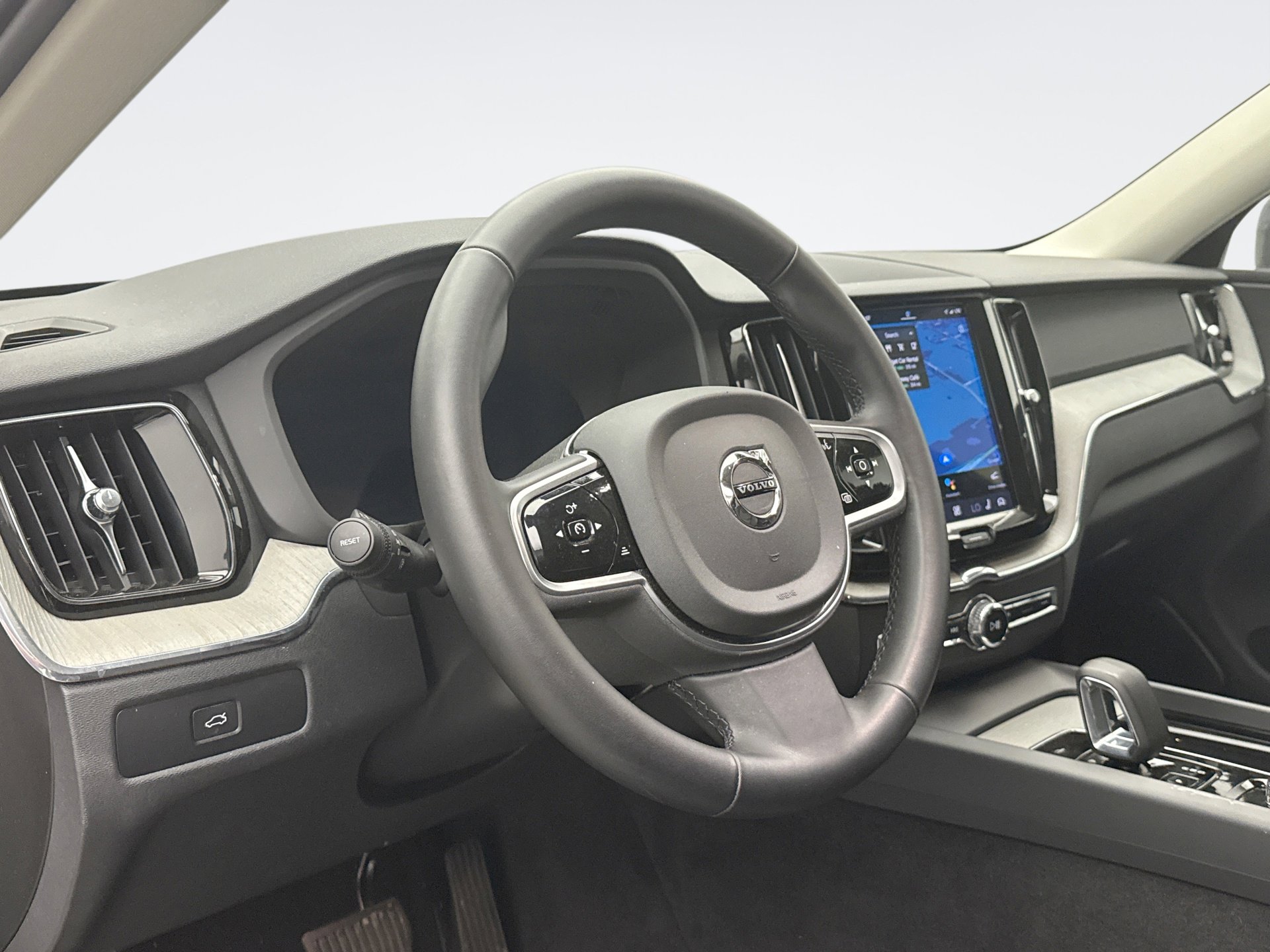 Used 2025 Volvo XC60 B5 Plus image 7