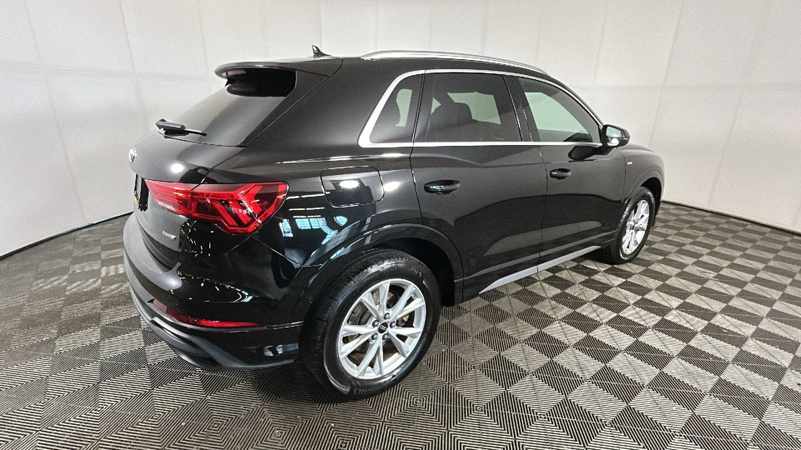 Used 2025 Audi Q3 2.0T Premium AWD/4WD image 2