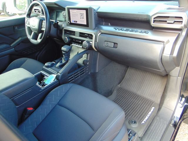 Used 2025 Toyota Tacoma SR5 AWD/4WD image 25