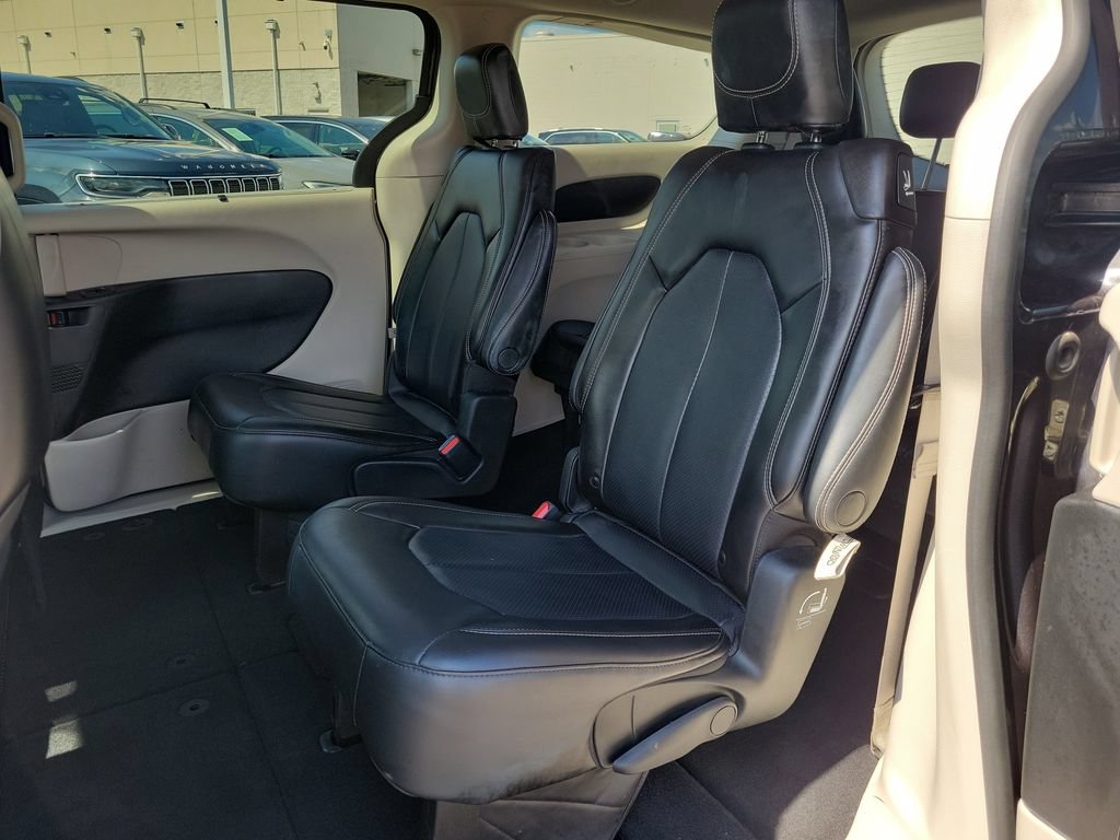 Used 2023 Chrysler Pacifica Touring-L FWD image 12