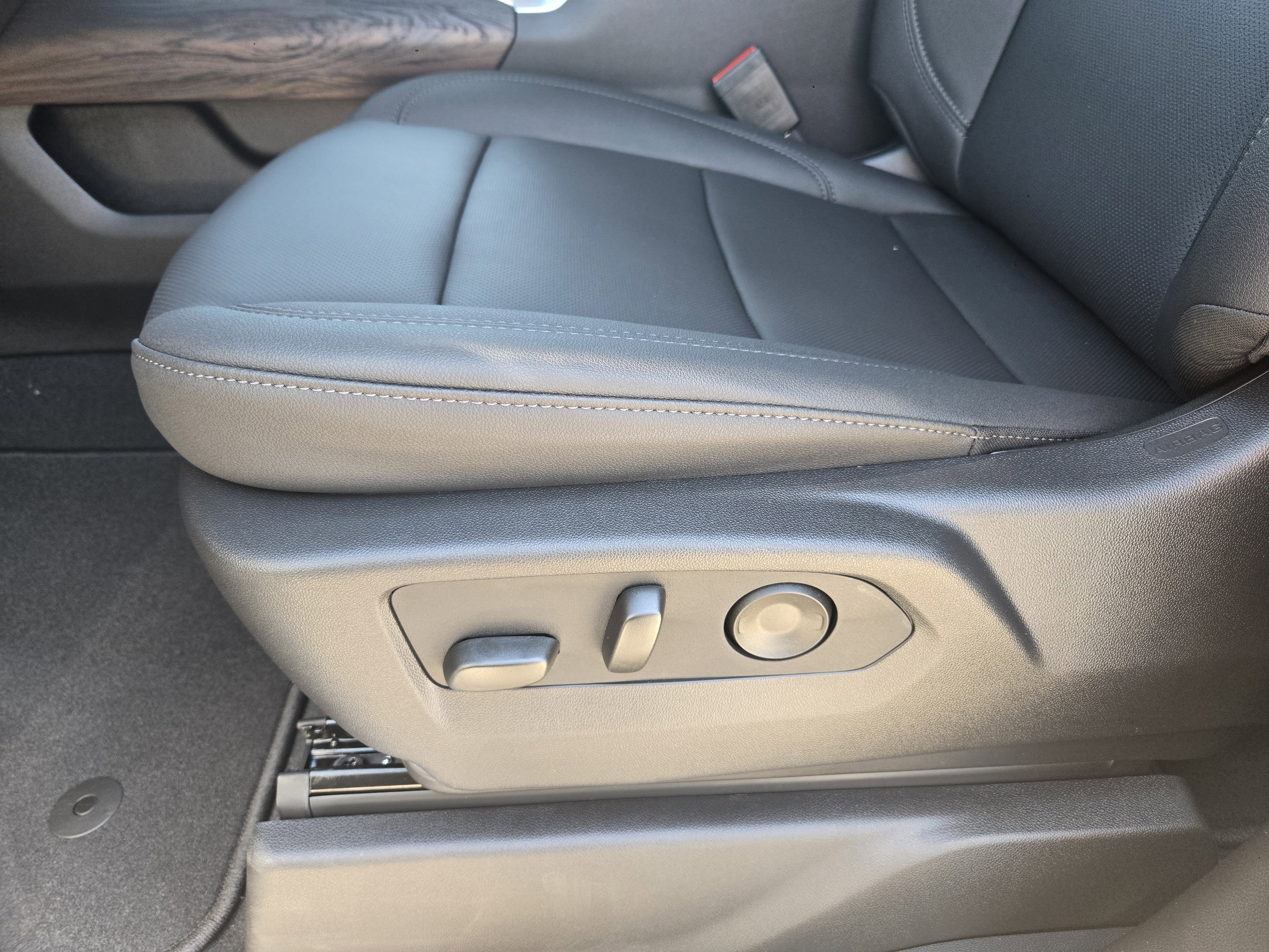 New 2026 GMC Sierra 1500 SLT image 18