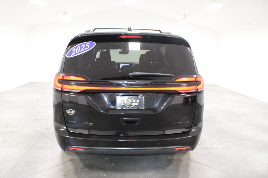 Used 2025 Chrysler Pacifica Limited FWD image 8