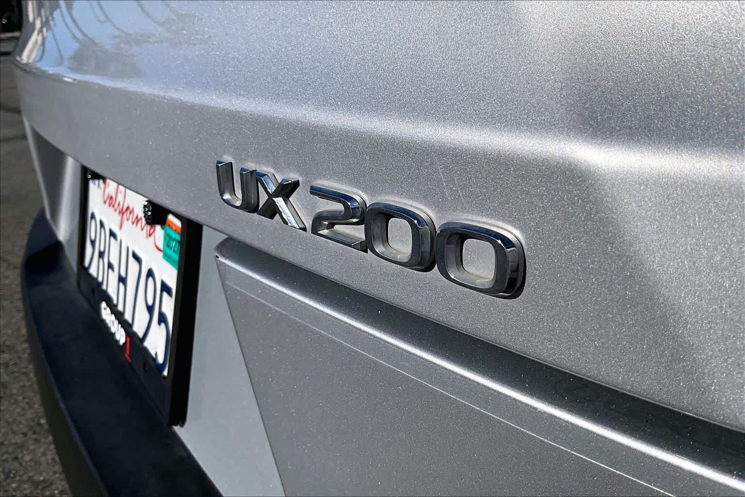 Used 2019 Lexus UX 200 w/ Premium Package FWD image 8