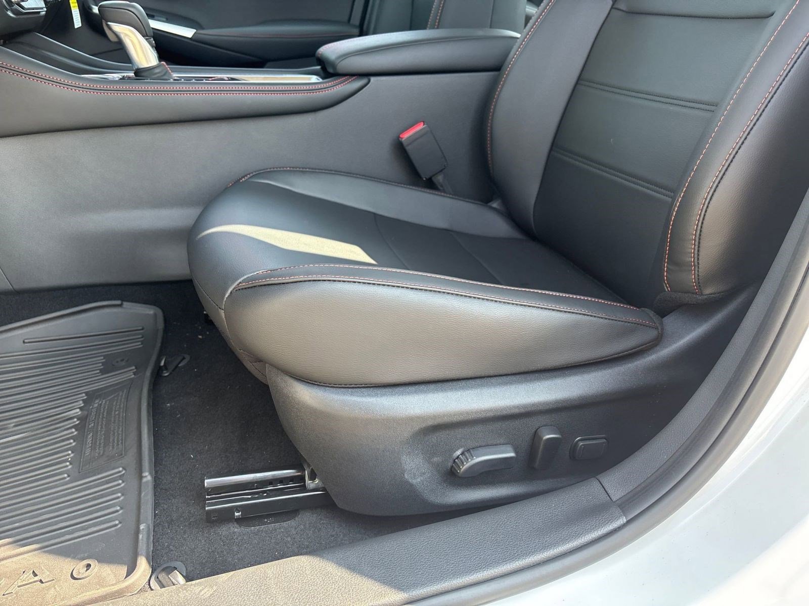 New 2025 Nissan Sentra SR w/ SR Premium Package FWD image 15