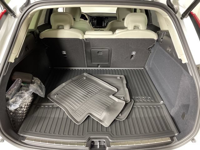 Certified 2025 Volvo XC60 T8 Plus w/ Protection Package Premier AWD/4WD image 17