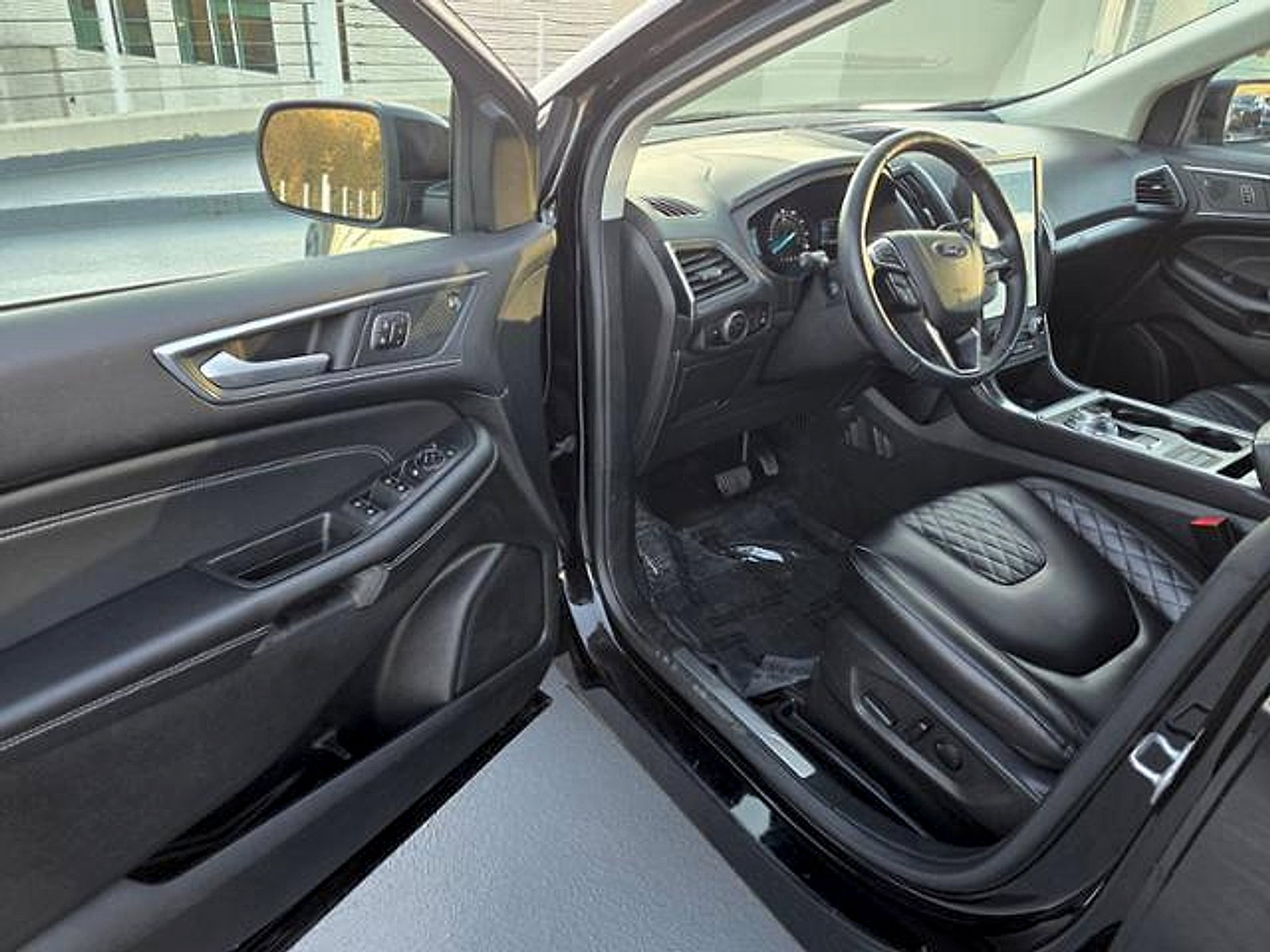 Used 2024 Ford Edge Titanium image 19