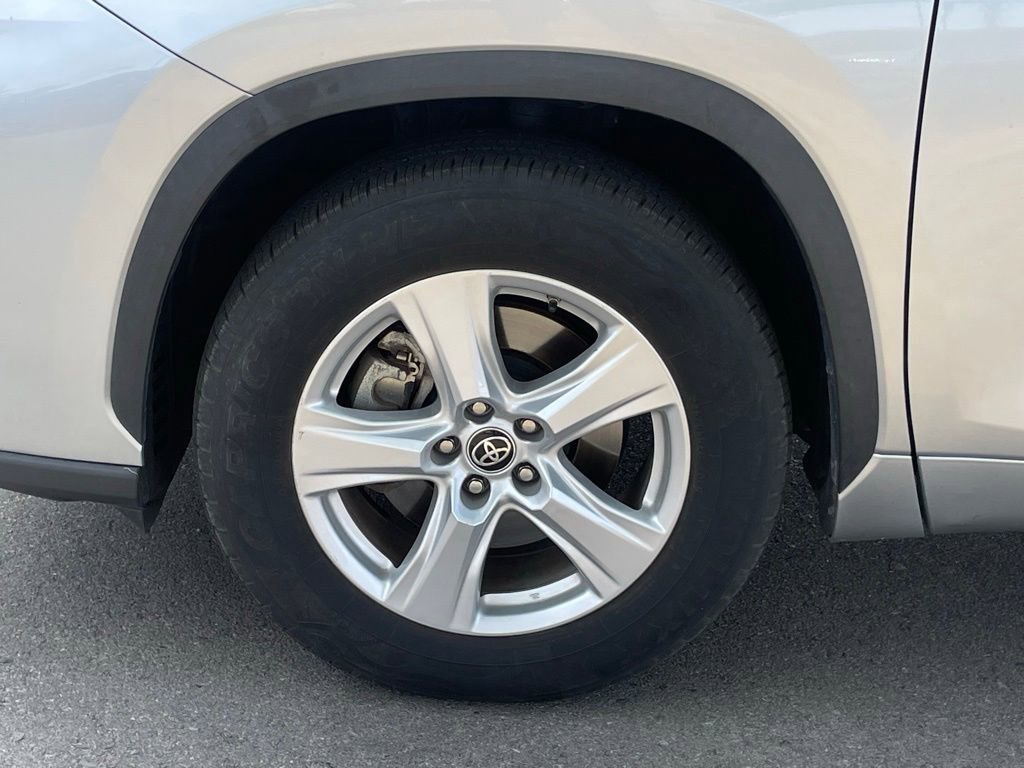 Used 2023 Toyota Highlander LE image 32