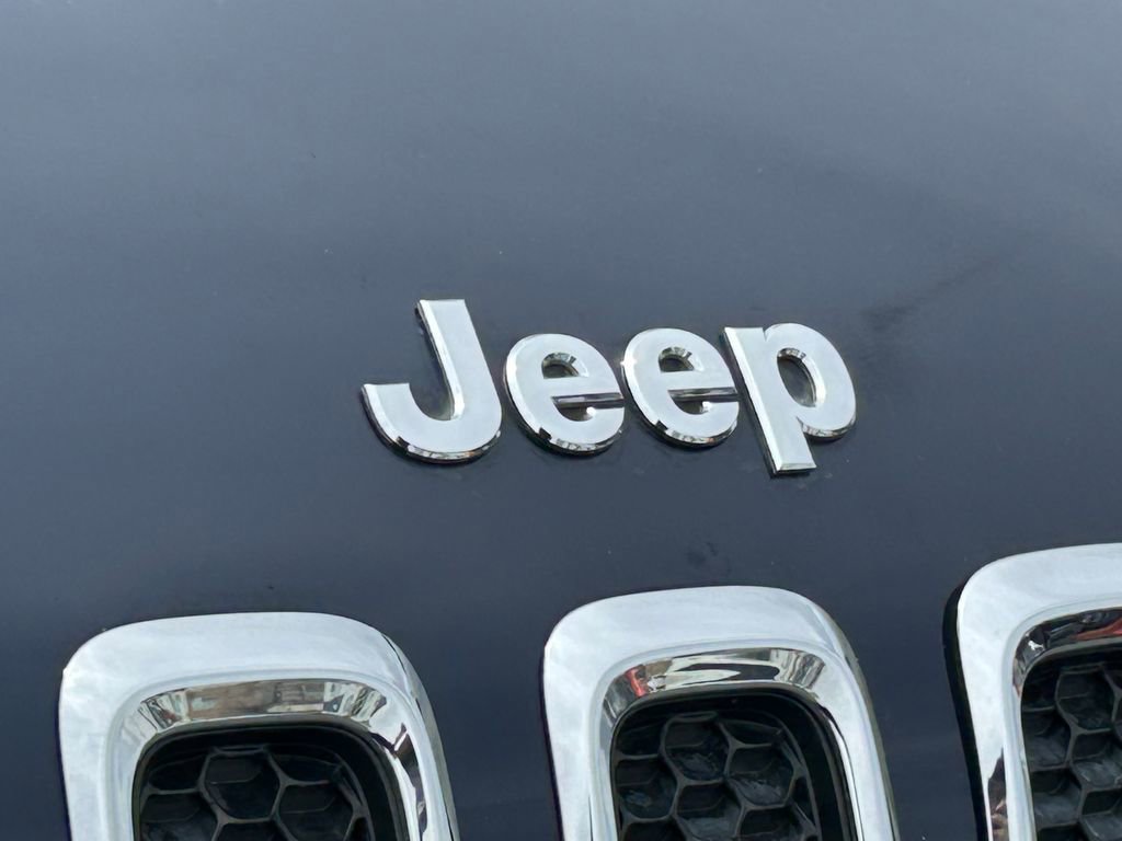 Used 2014 Jeep Cherokee Limited w/ Technology Group FWD image 11