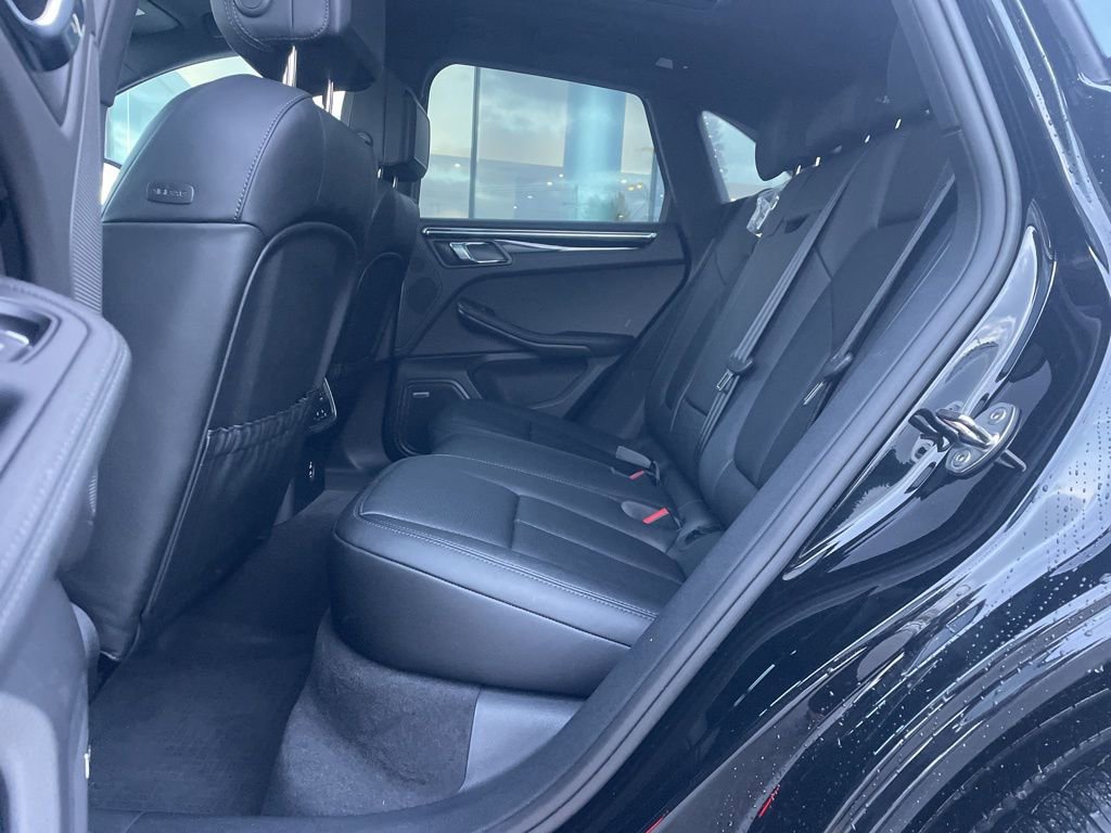 Certified 2025 Porsche Macan AWD/4WD image 19
