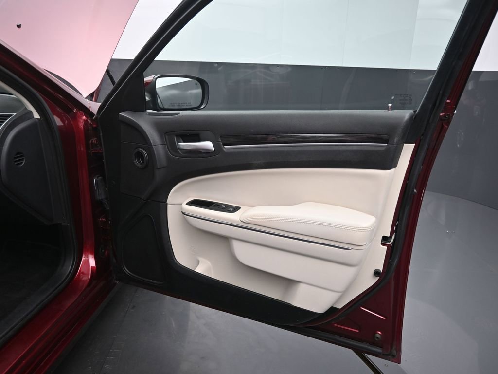 Used 2016 Chrysler 300 Limited image 20