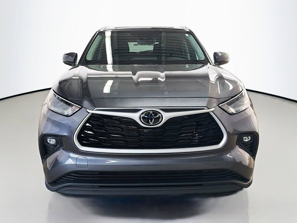 Used 2023 Toyota Highlander XLE AWD/4WD image 2