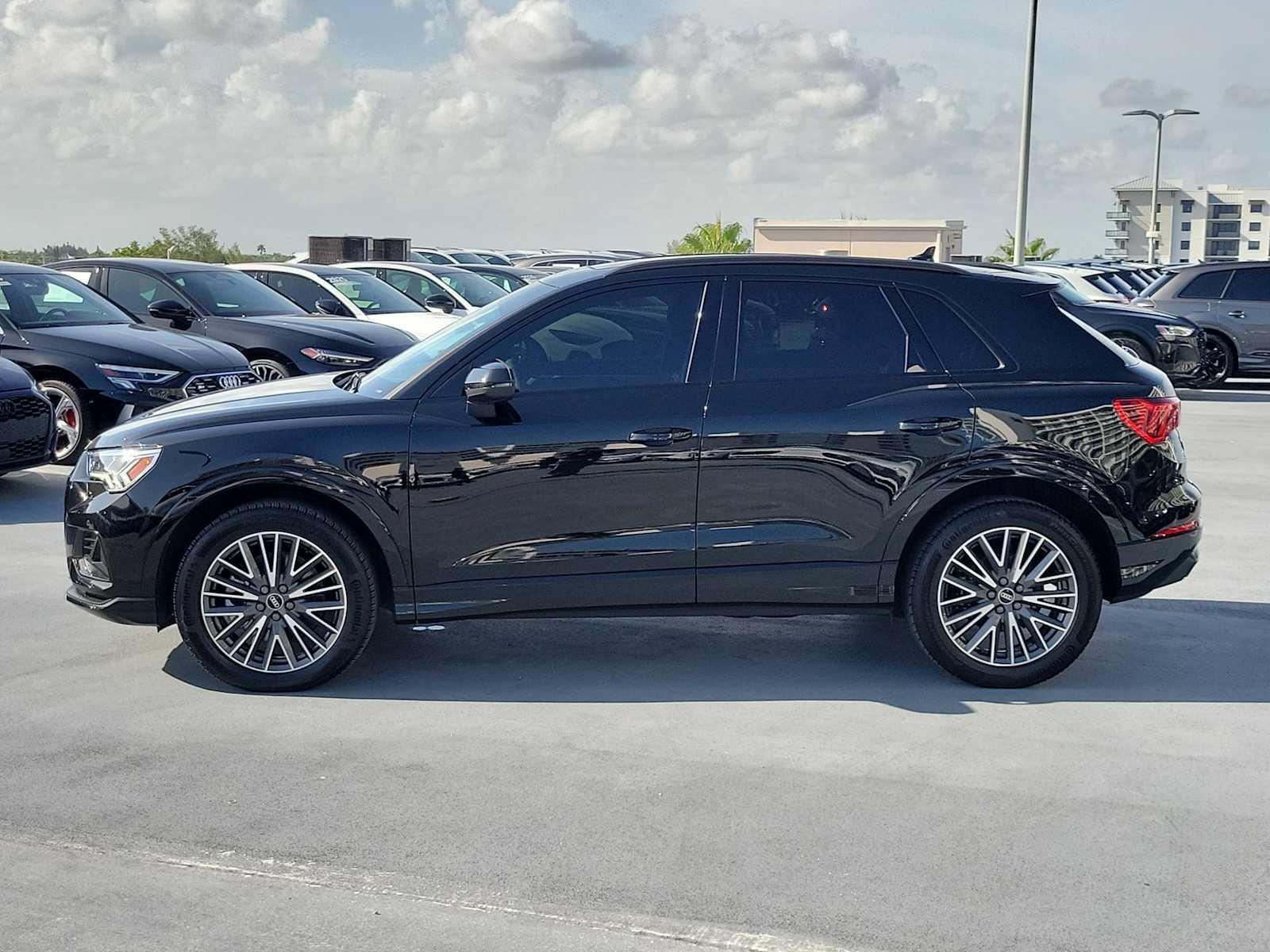 Certified 2024 Audi Q3 2.0T Premium w/ Convenience Package AWD/4WD image 3