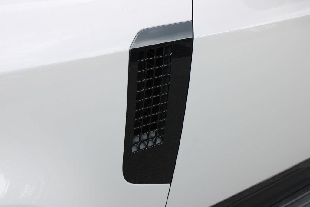 New 2026 Land Rover Defender 130 X-Dynamic SE AWD/4WD image 9