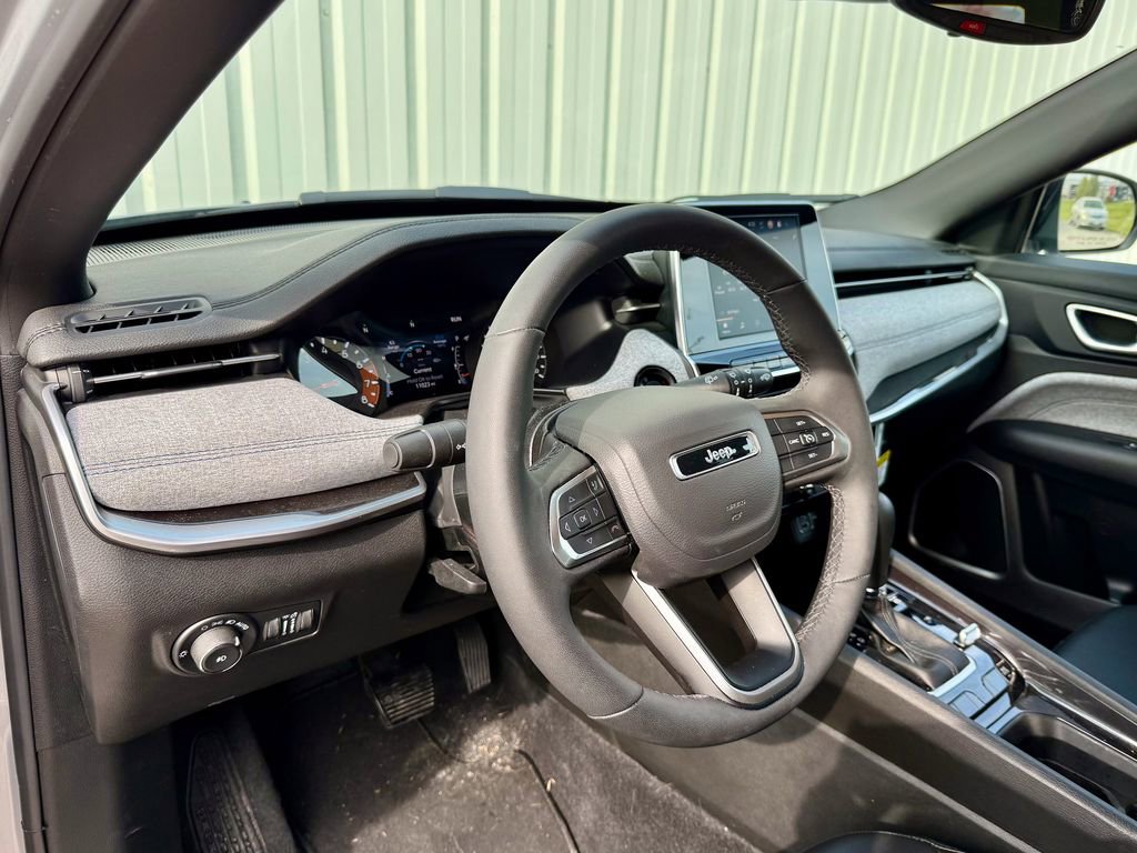 Used 2025 Jeep Compass Latitude image 10