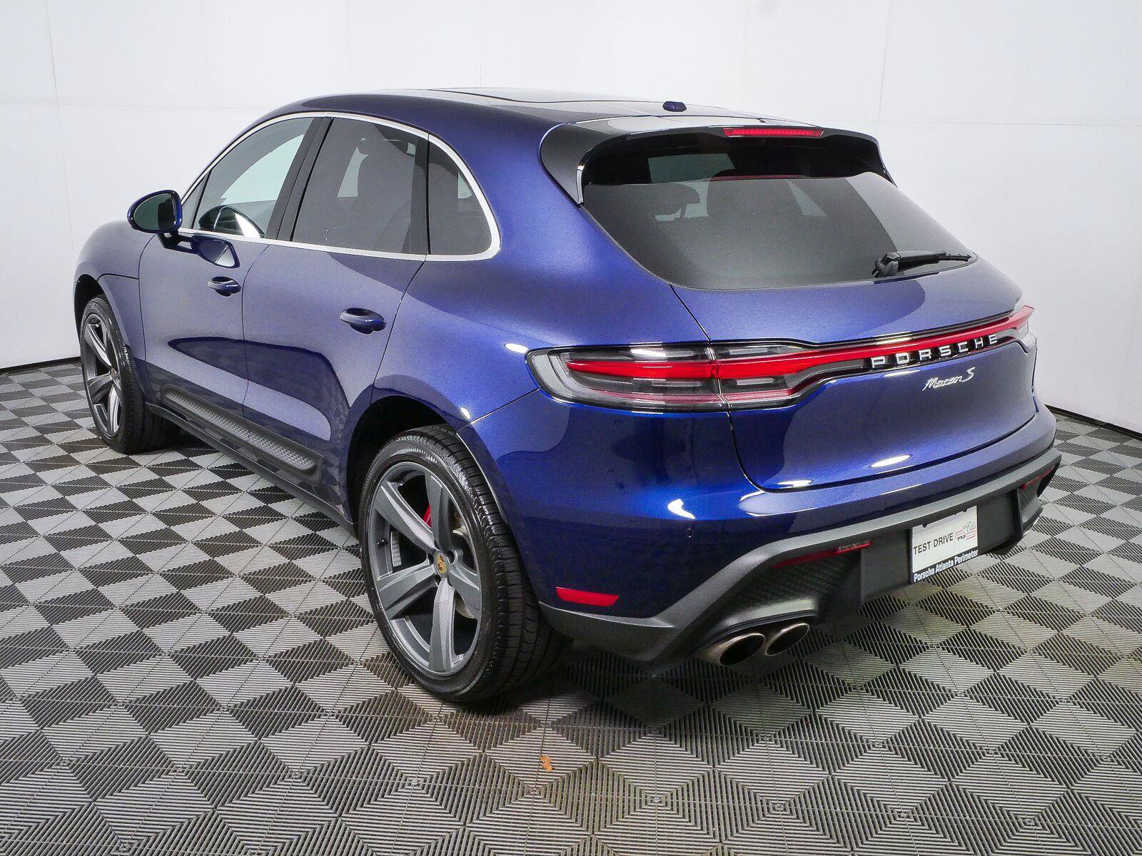 Certified 2023 Porsche Macan S AWD/4WD image 3