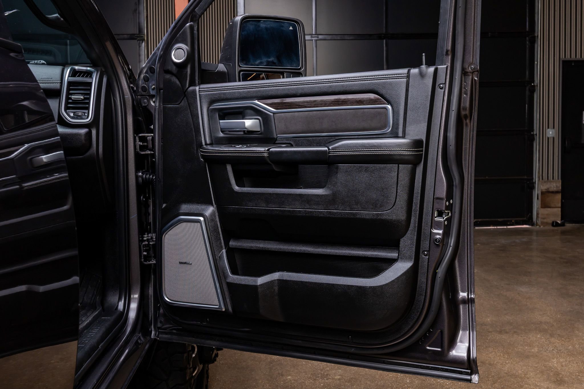 Used 2025 RAM 3500 Laramie AWD/4WD image 37