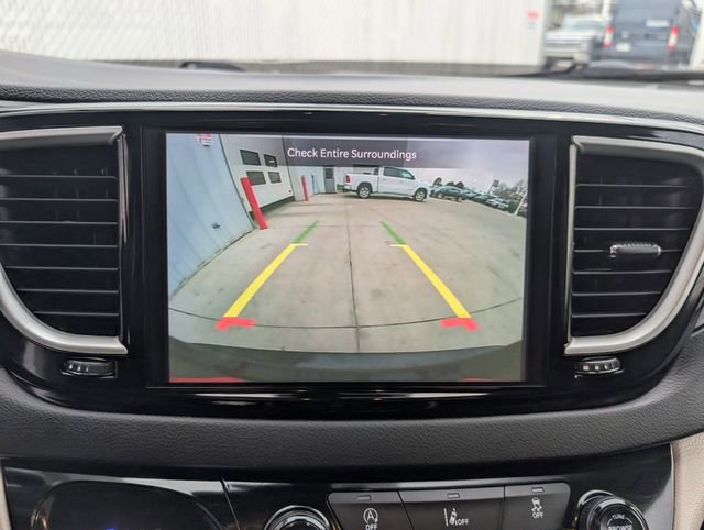 Used 2022 Chrysler Pacifica Touring-L image 18