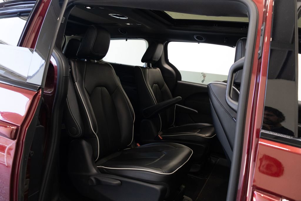 Used 2021 Chrysler Pacifica Limited w/ Uconnect Theater Family Group FWD image 27