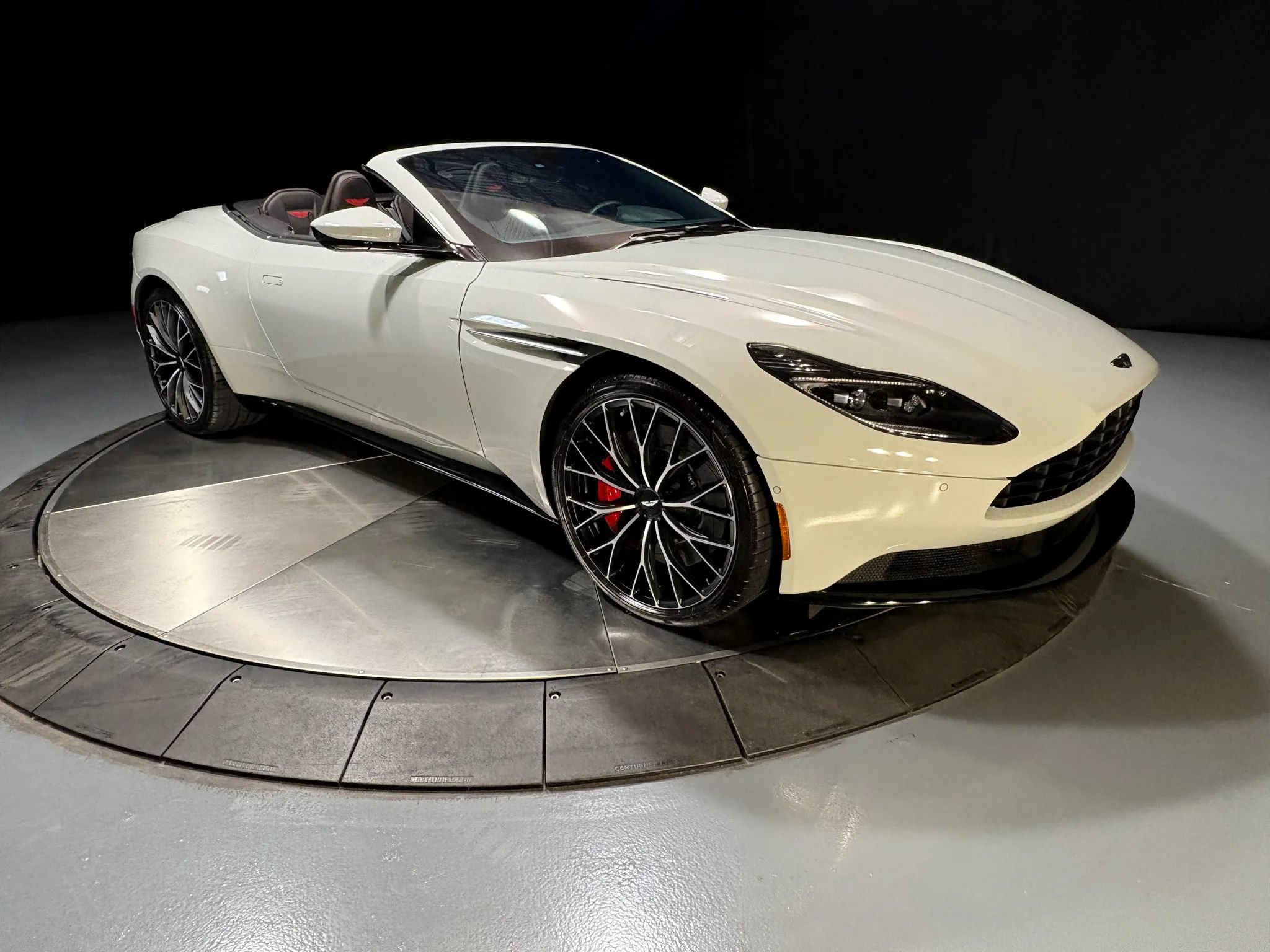 Used 2023 Aston Martin DB11 Volante RWD image 1
