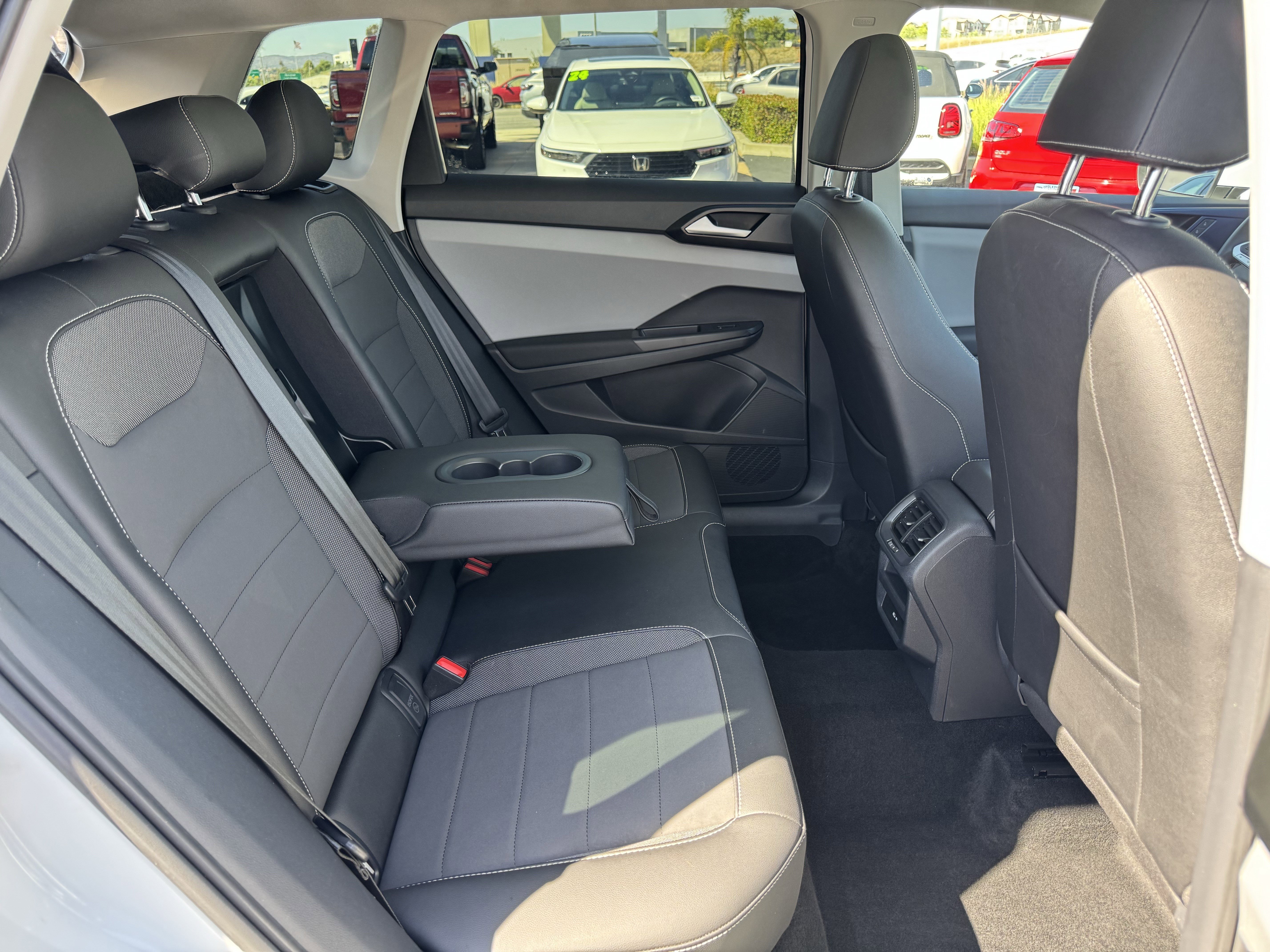 Used 2022 Volkswagen Taos SE w/ Panoramic Sunroof Package FWD image 36