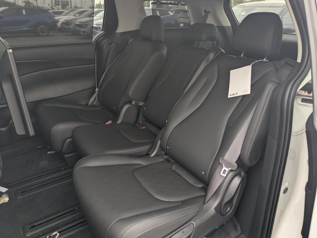 Certified 2025 Kia Carnival SX FWD image 12