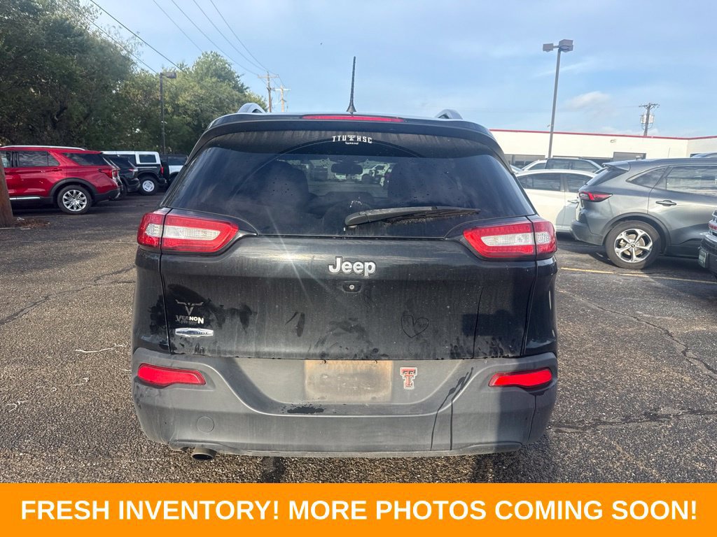 Used 2017 Jeep Cherokee Latitude w/ Comfort & Sound Group FWD image 3