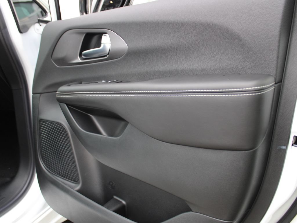 New 2026 Chrysler Pacifica Select AWD/4WD image 24