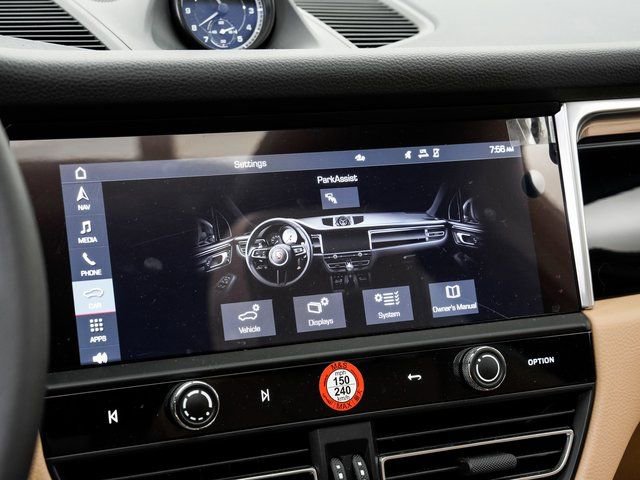 Certified 2025 Porsche Macan image 18