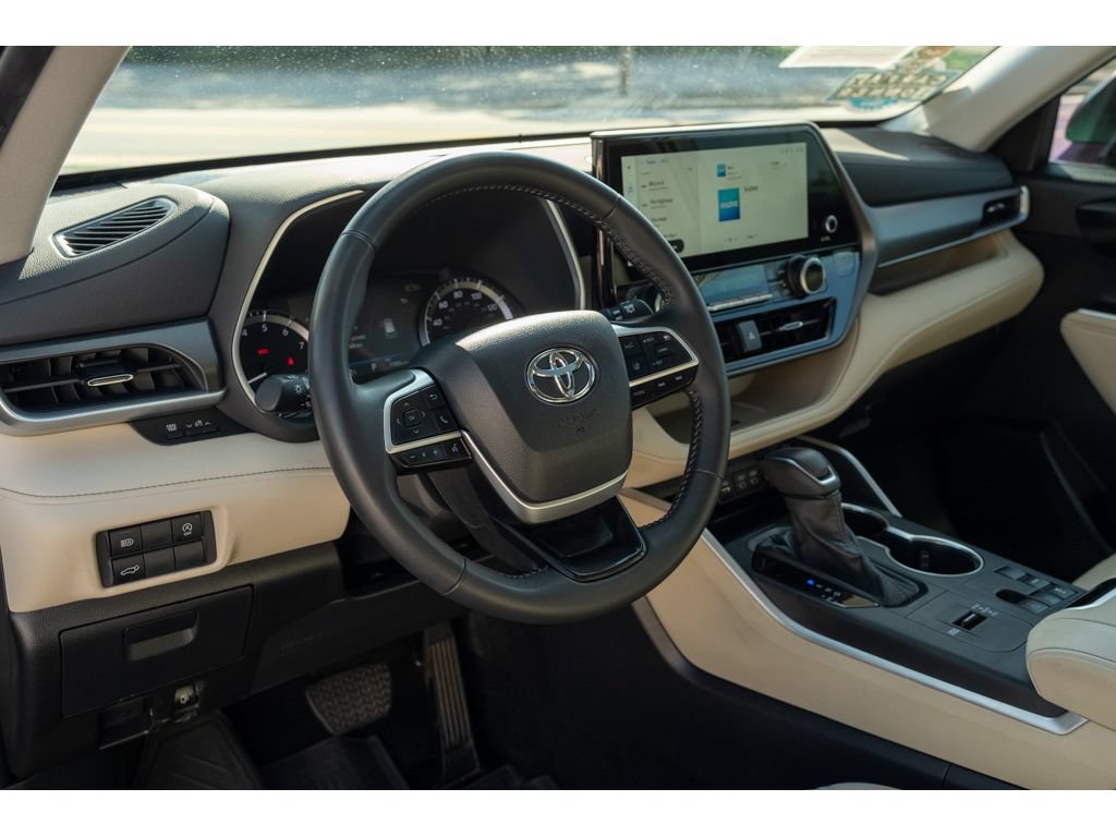 Used 2025 Toyota Highlander XLE FWD image 11