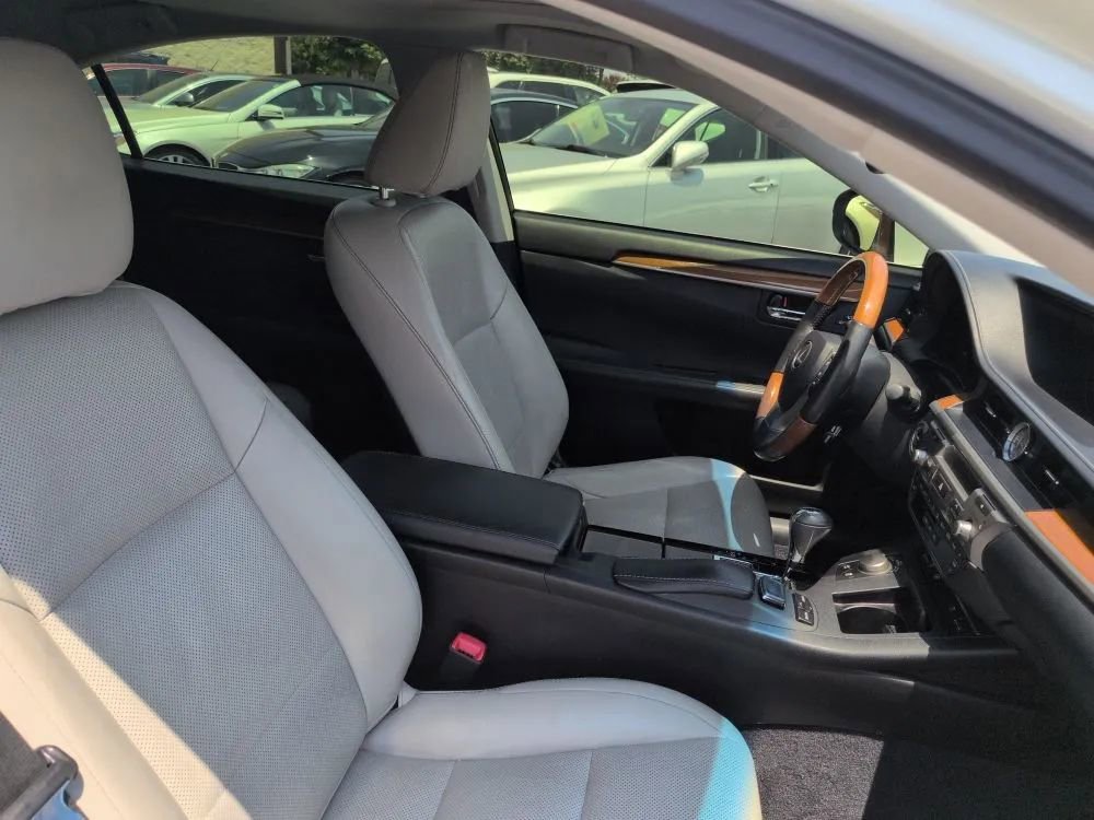 Used 2015 Lexus ES 300h image 10