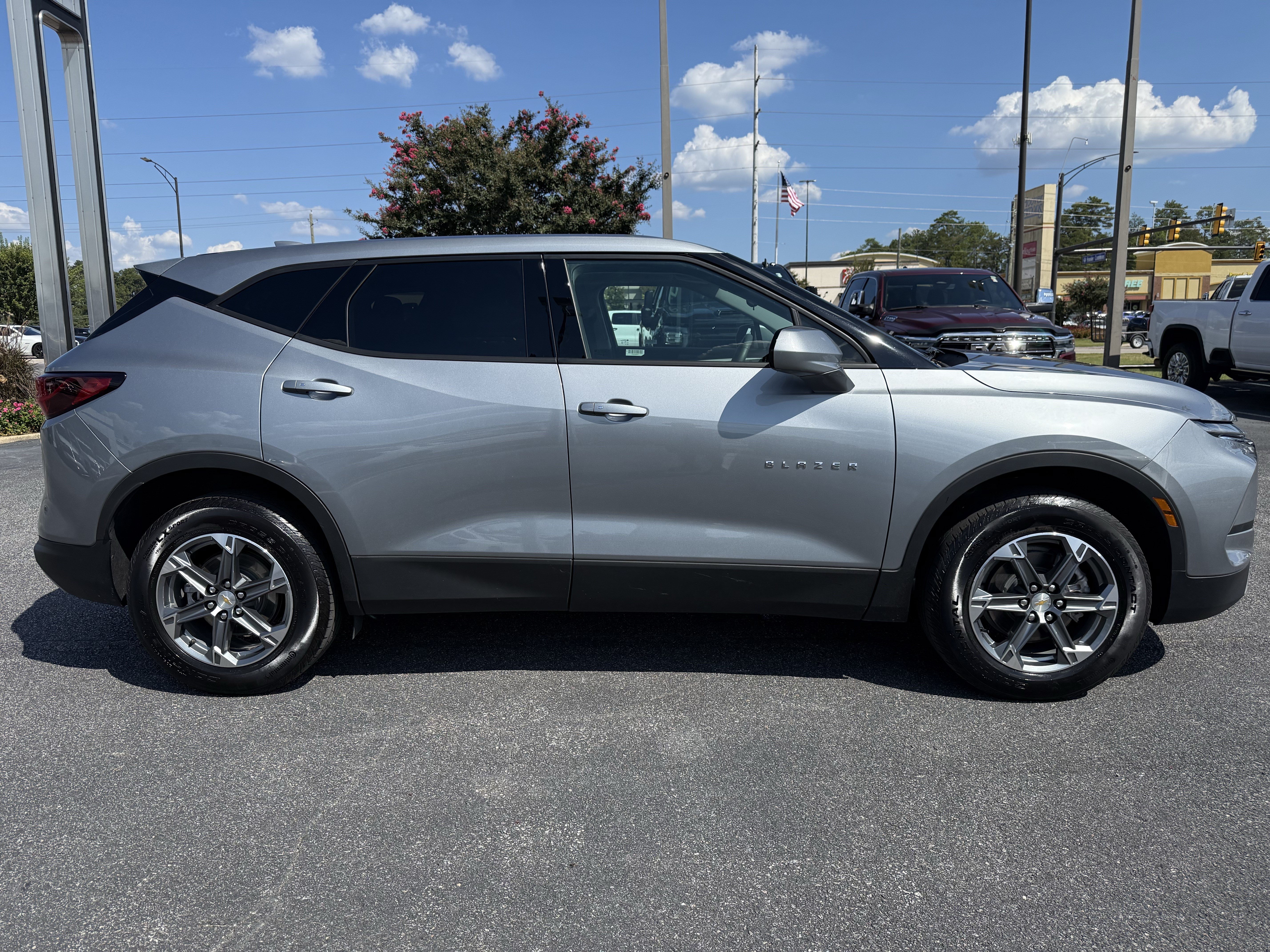 Used 2025 Chevrolet Blazer LT FWD image 11