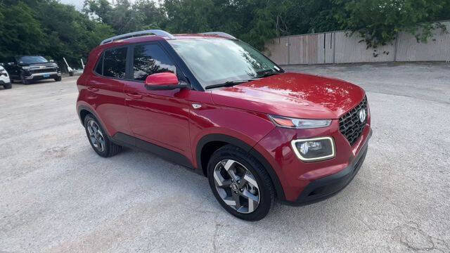 Used 2023 Hyundai Venue Limited w/ Cargo Package FWD image 2