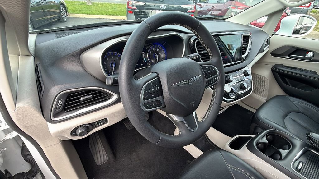 Used 2022 Chrysler Pacifica Touring-L w/ Uconnect Theater Family Group image 29