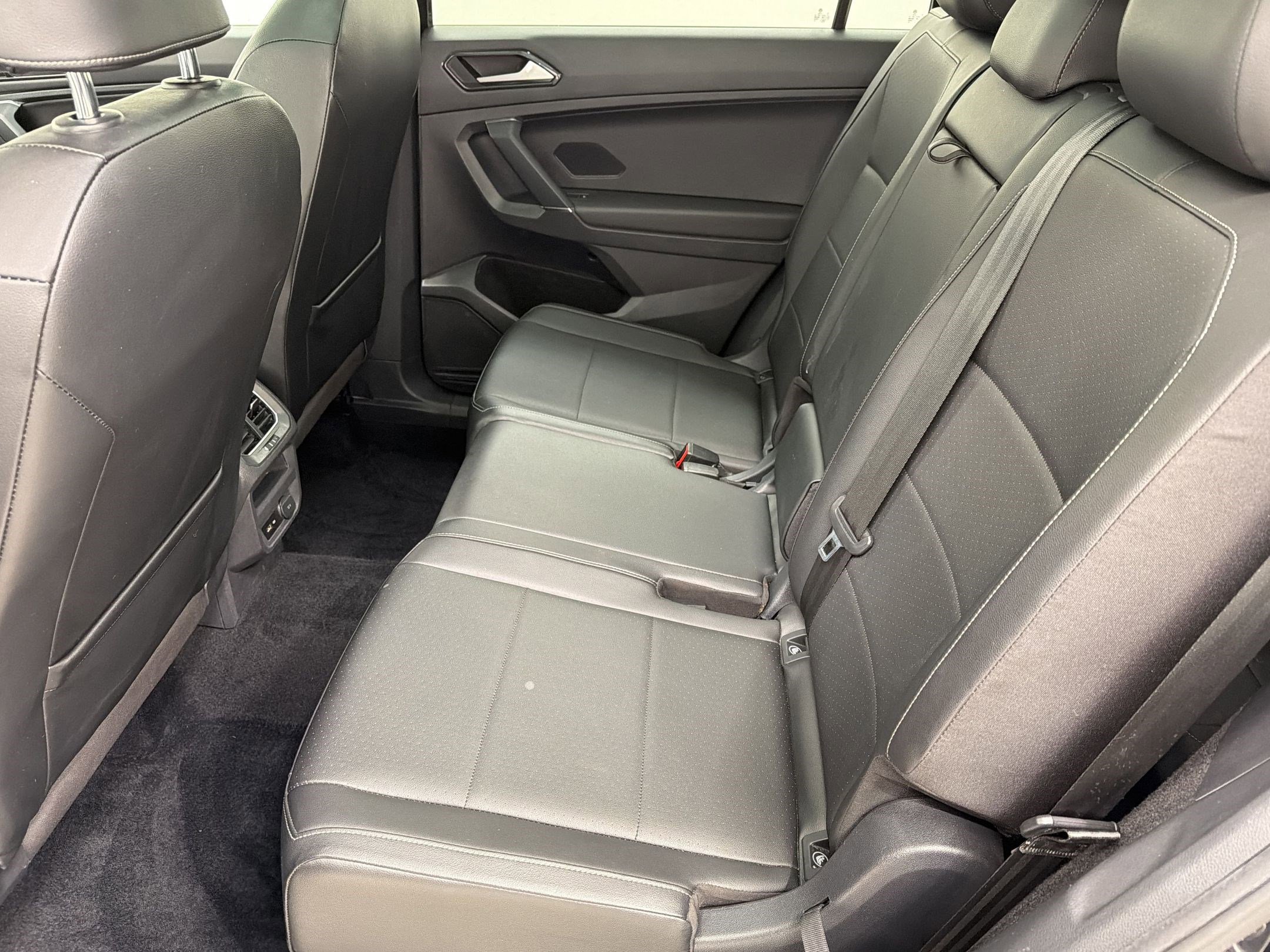 Used 2018 Volkswagen Tiguan SE w/ Panoramic Sunroof Package image 12