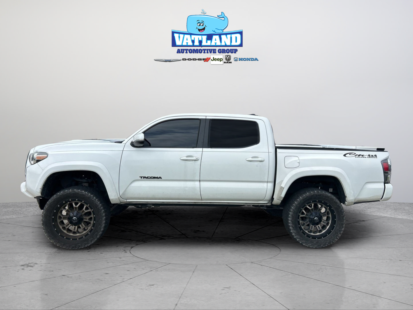 Used 2020 Toyota Tacoma TRD Sport AWD/4WD image 2