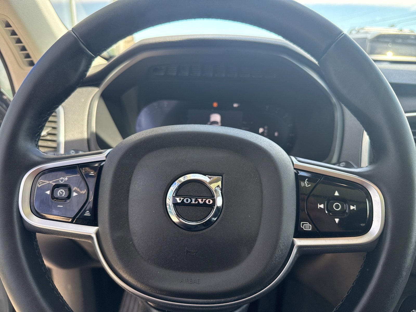 Used 2025 Volvo XC90 B5 Core image 28