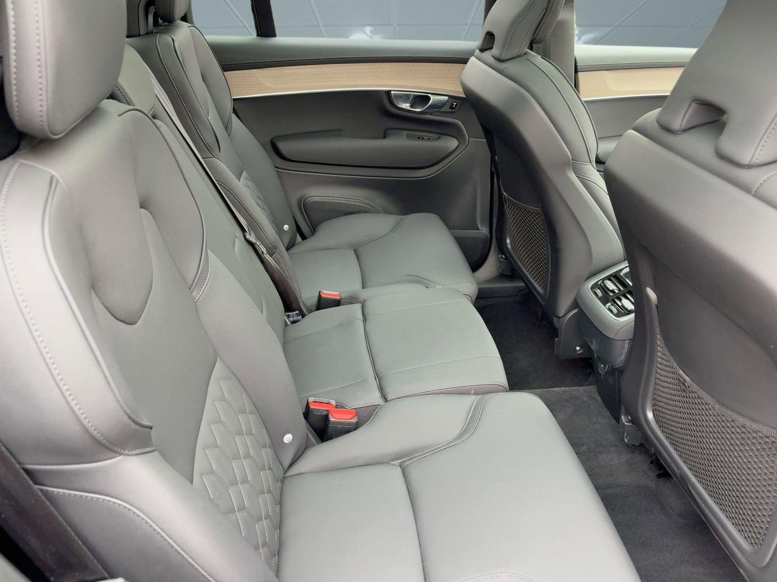Certified 2025 Volvo XC90 B6 Plus image 29